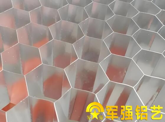铸铝门填充物选用铝蜂窝的优势